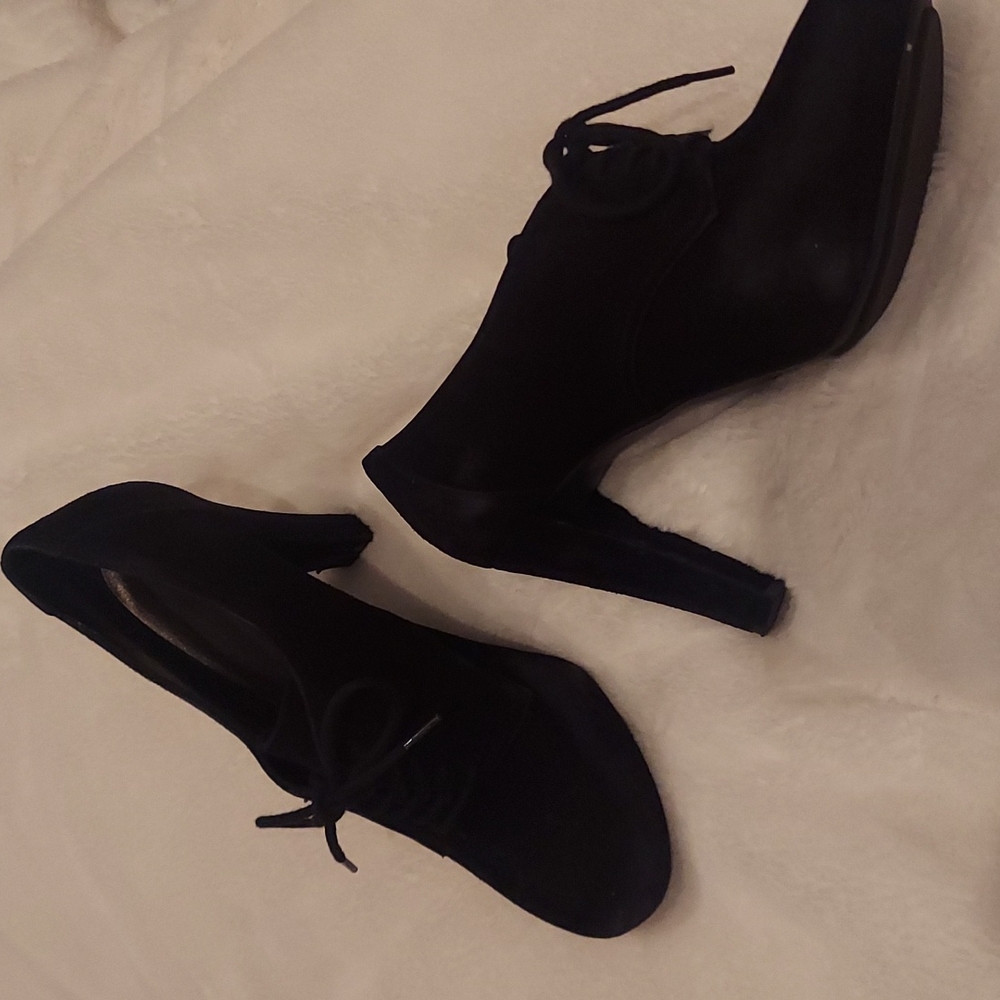 Me Too black suede lace up heel size 9.5